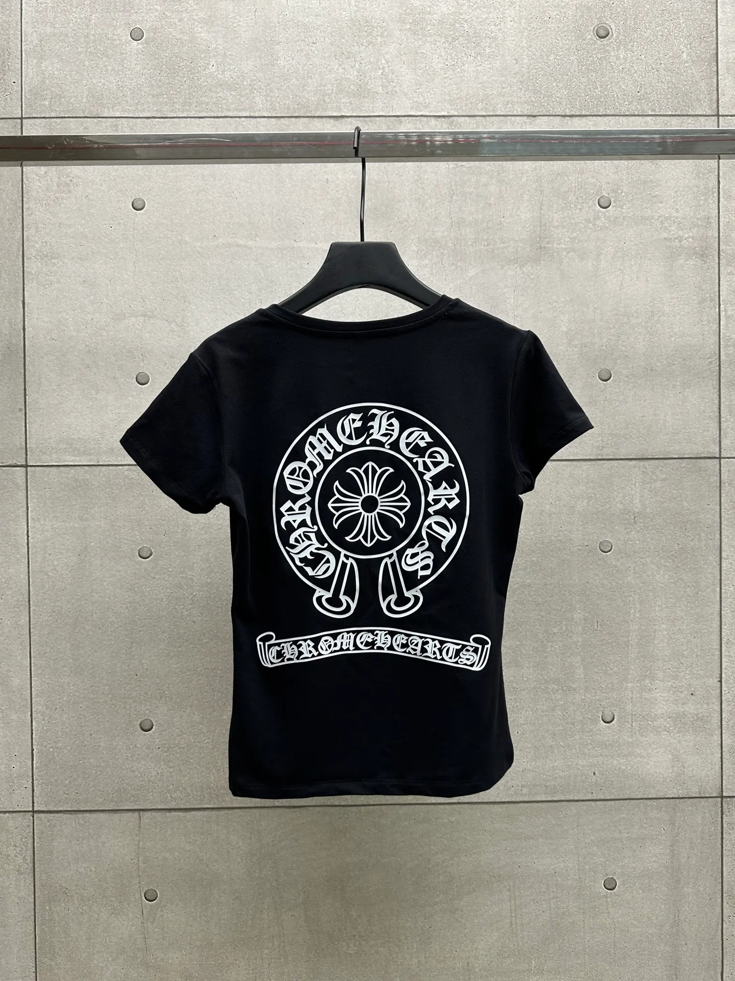 P126 #068 CHROME HEARTS 25SS women's T-shirt. Made of 220G original consistent fabric. V-neck women's waist style. The whole body is made of imported digital direct printing. Color: Black White Size: S M L